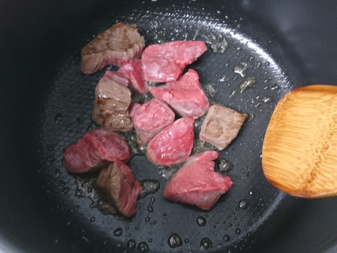 クックフォーミーでビーフシチューをつくるために、牛肉を炒めてるところ