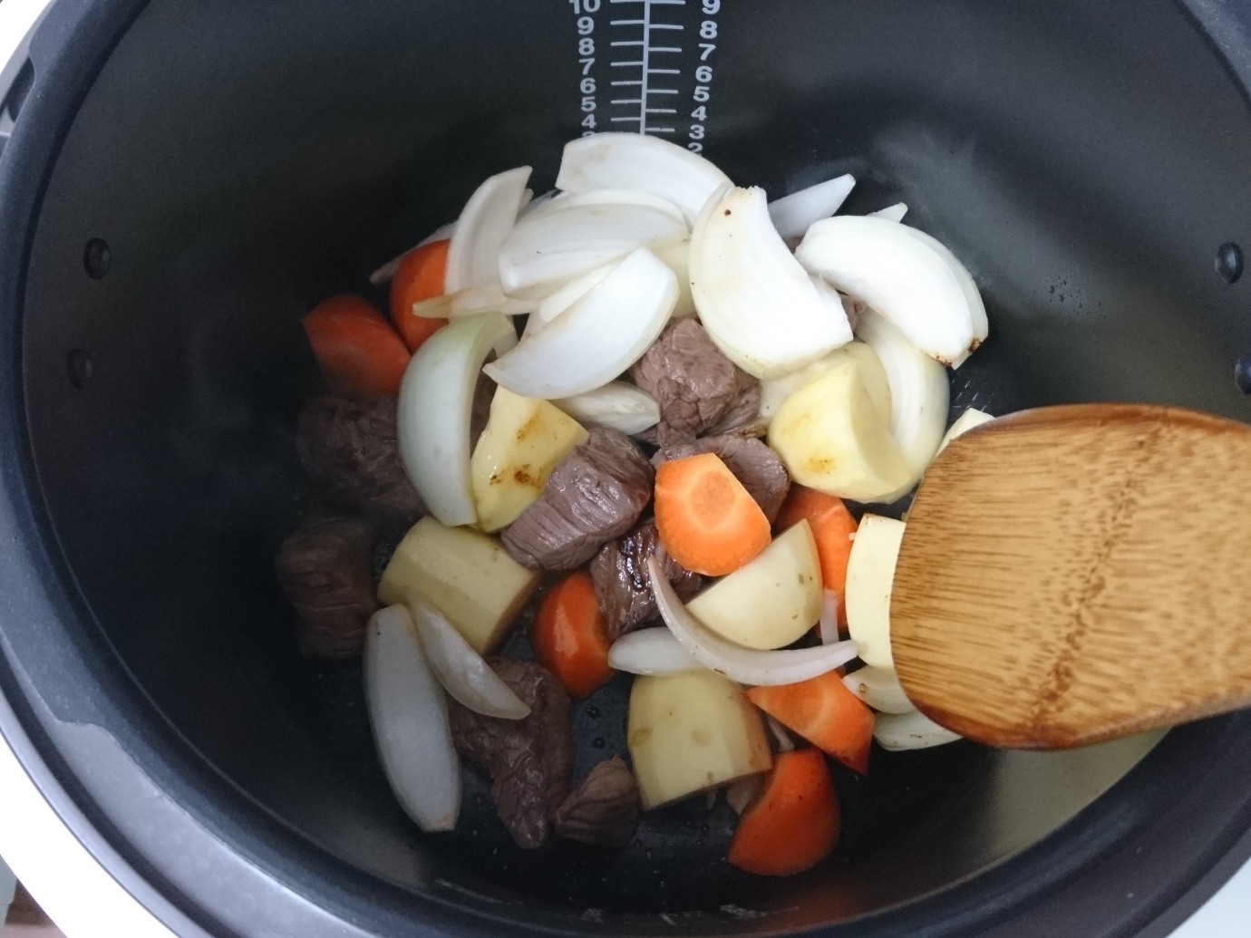 クックフォーミーでビーフシチューをつくるために、野菜を炒めてるところ