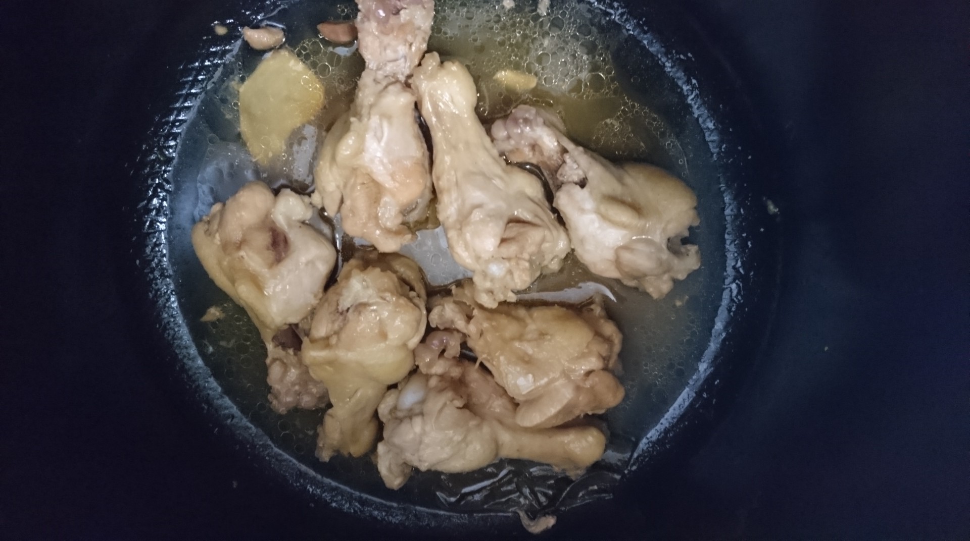 クックフォーミー 鶏手羽元の甘酢炒め 煮汁を鶏肉にからめながら煮て、照りを出す