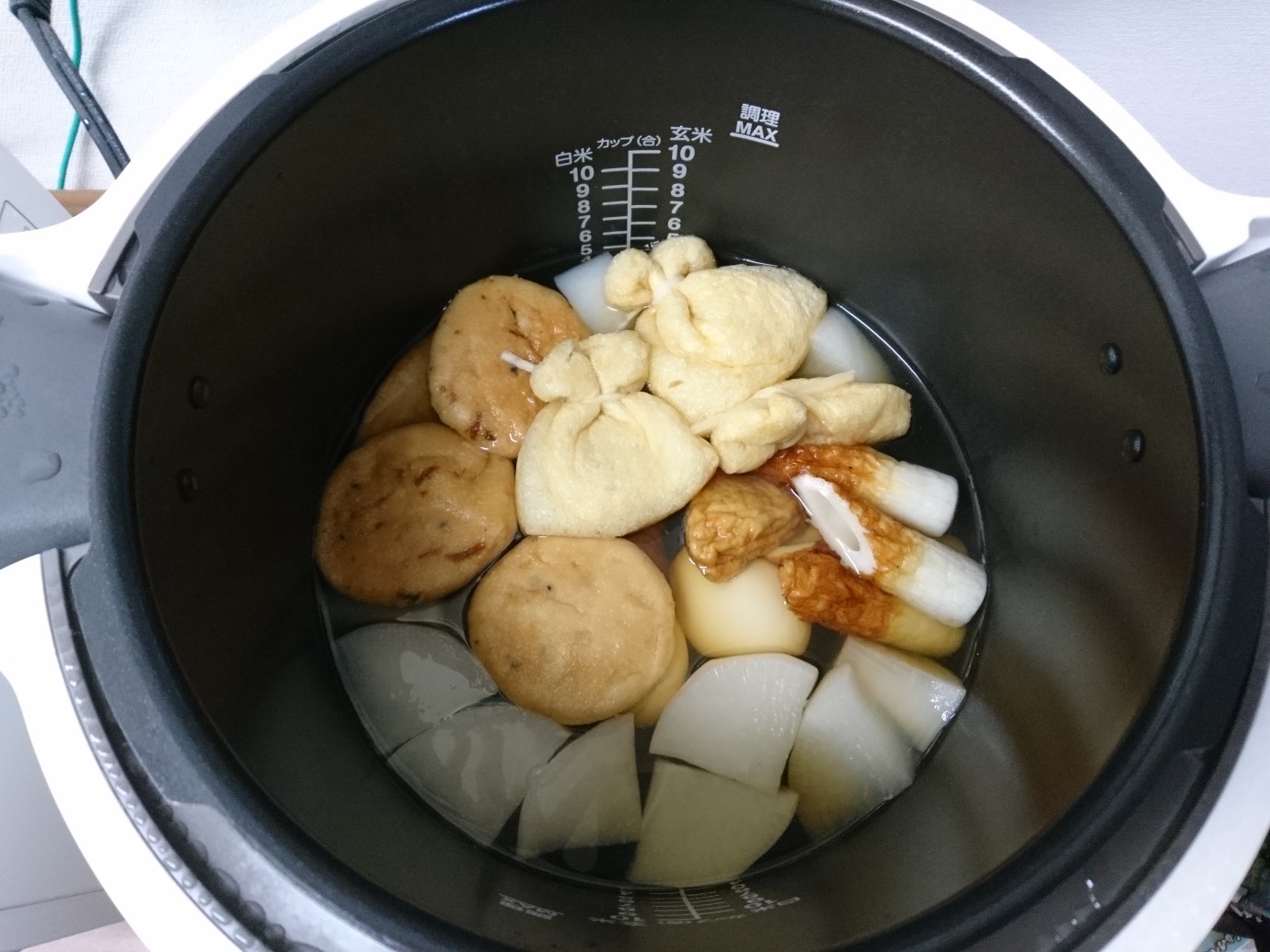 クックフォーミーの鍋にゆでたまご、こんにゃく、ちくわ、巾着、さつま揚げ、 がんもどき、厚揚げをいれる。