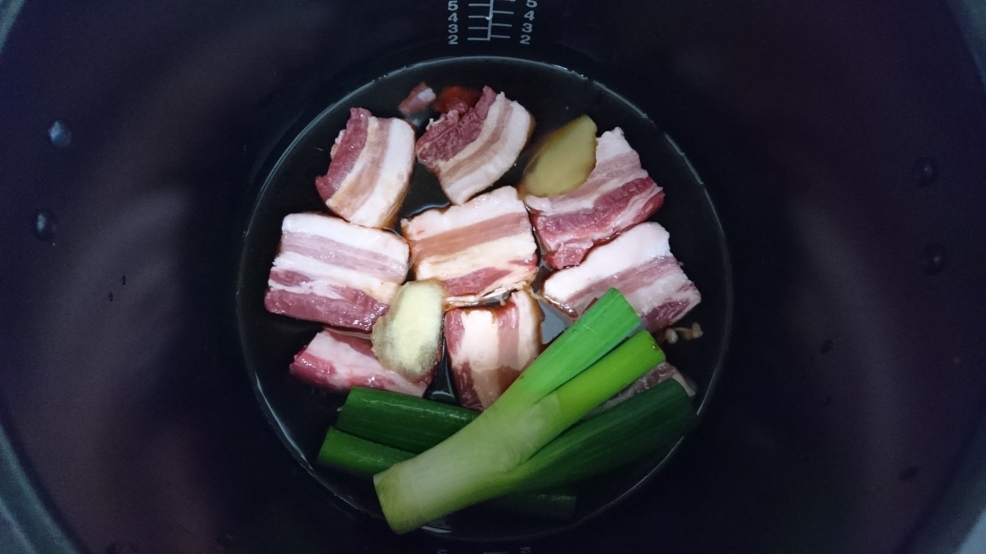 クックフォーミーのナビの指示に従い、豚の角煮の材料を全て鍋にいれた