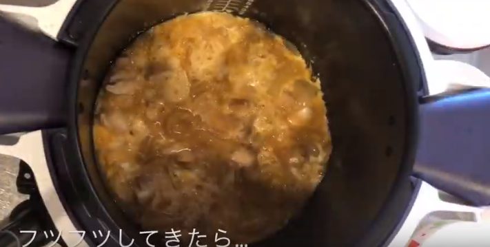 クックフォーミー-親子丼-溶き卵を混ぜる